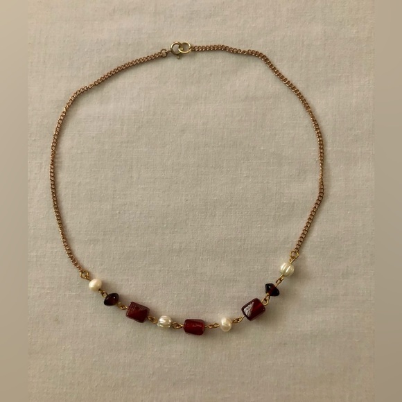 Handmade golden choker necklace with red beads and faux-pearl - Picture 4 of 4
